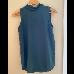 Simply Vera by Vera Wang Green Top!